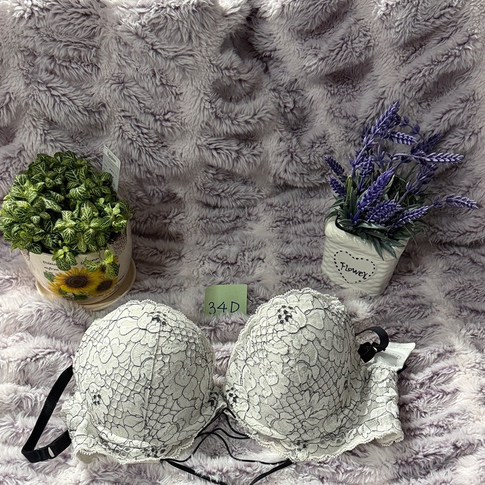 Elegant Lace Underwire Bra - Black & White
Chic Diva Demi bra 34D by La SENZA